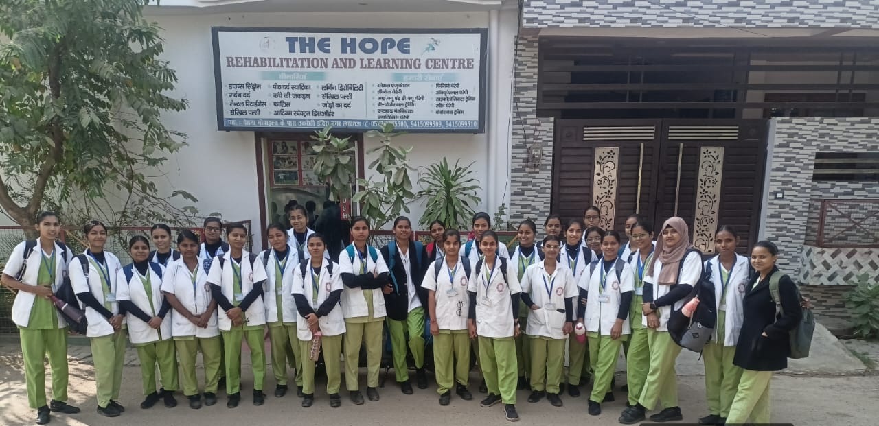 Lucknow News: रिहैबिलिटेशन की आधुनिक तकनीकों का प्रशिक्षण लेने द होप सेंटर पहुंची नर्सिंग की छात्राएं
