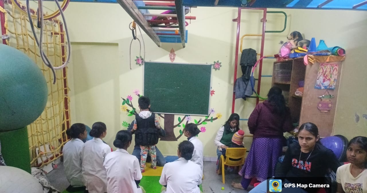 Lucknow News: रिहैबिलिटेशन की आधुनिक तकनीकों का प्रशिक्षण लेने द होप सेंटर पहुंची नर्सिंग की छात्राएं