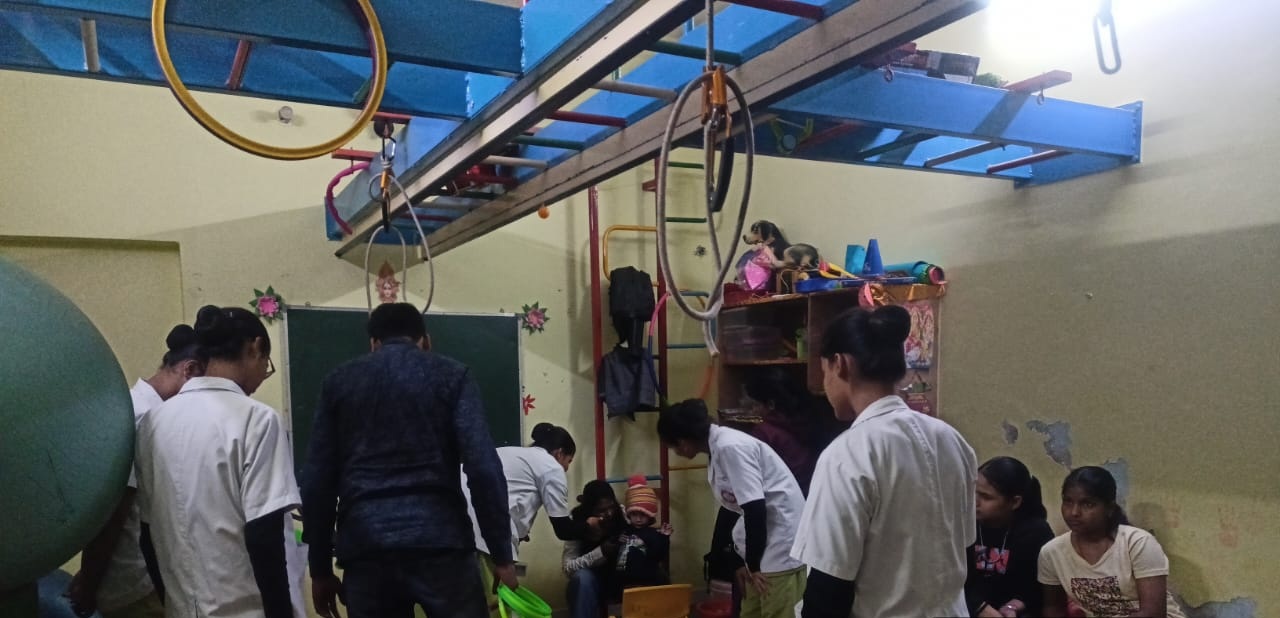 Lucknow News: रिहैबिलिटेशन की आधुनिक तकनीकों का प्रशिक्षण लेने द होप सेंटर पहुंची नर्सिंग की छात्राएं