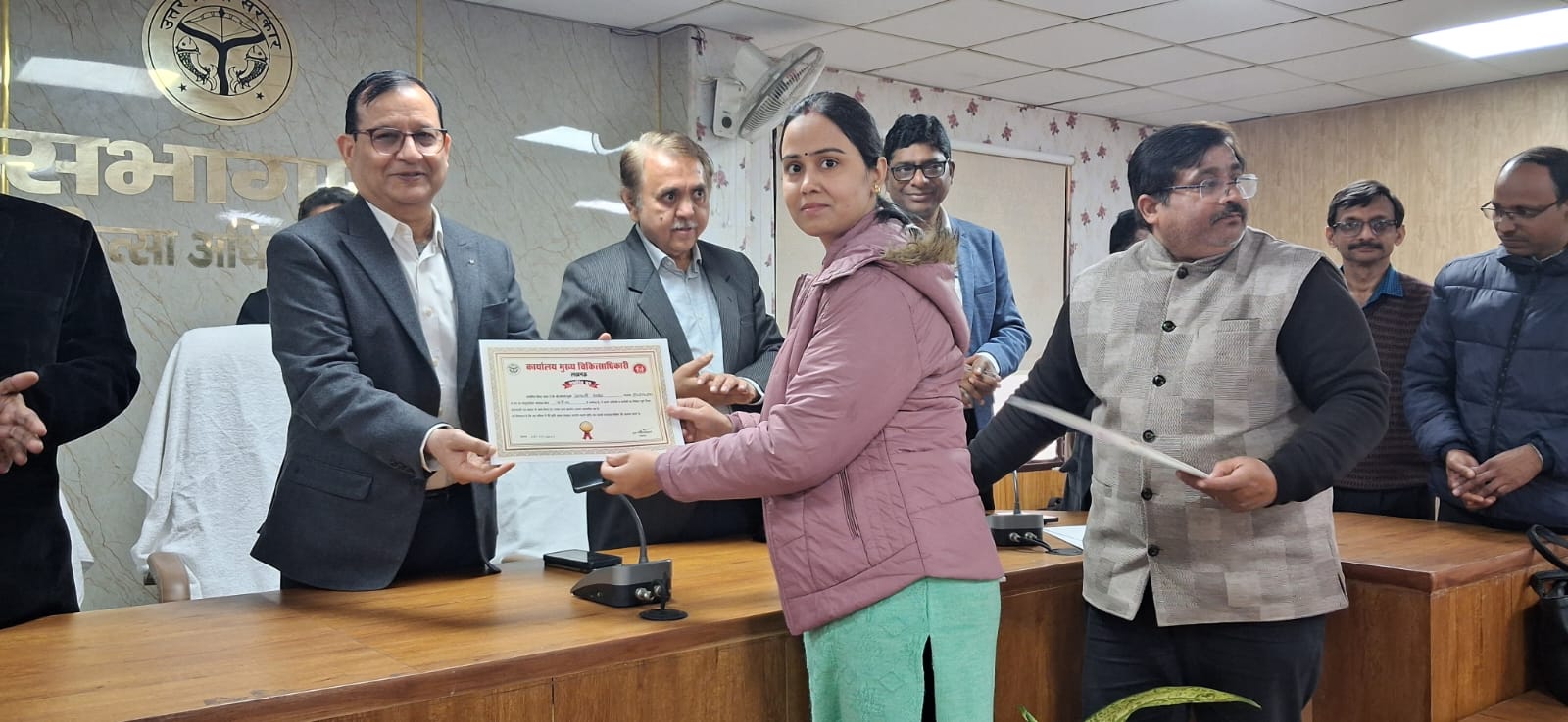 Lucknow: 75 स्वास्थ्य कार्यकर्ता सम्मानित, डॉ. एनबी सिंह ने दिया प्रशस्ति पत्र