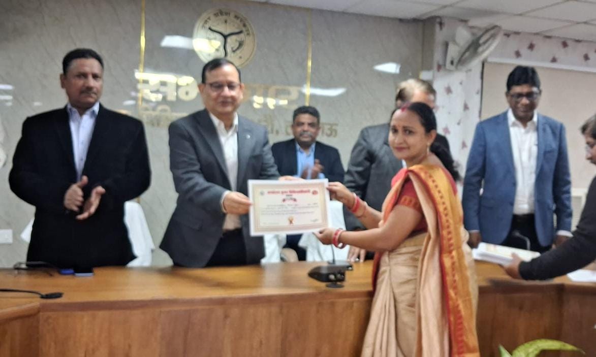 Lucknow: 75 स्वास्थ्य कार्यकर्ता सम्मानित, डॉ. एनबी सिंह ने दिया प्रशस्ति पत्र