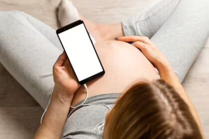 क्या मोबाइल के ज्‍यादा इस्तेमाल से महिलाओं को हो रही Infertility की समस्‍या? जानें क्‍या कहते हैं विशेषज्ञ