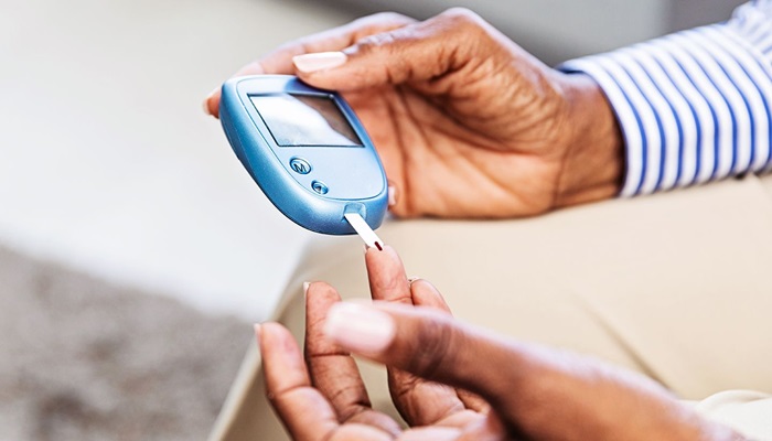 Diabetes Controlling Tips: डायबिटीज है तो भूलकर भी न करें ये गलतियां, नहीं तो जिंदगी हो जाएगी बर्बाद !