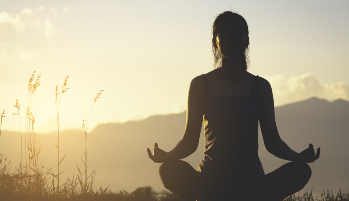 Meditation खाली पेट करना चाहिए या नहीं? जानिए इसे करने का सही समय और तरीका