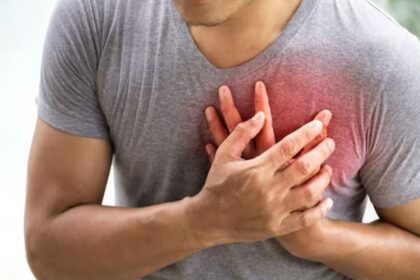 Heart Attack आने से एक सप्‍ताह पहले ही मिलने लगते हैं 5 Warning Signs, यहां बढ़ सकता है दर्द