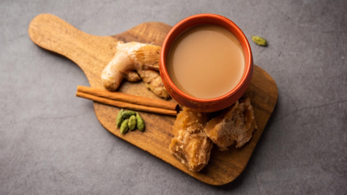 Jaggery Tea: ठंड के मौसम में रोज पिएं गुड़ की चाय, Health को मिलेंगे ये जबरदस्त लाभ 