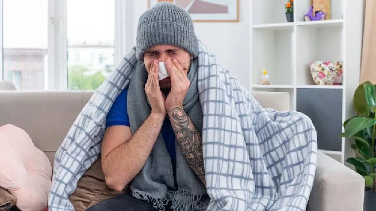 ठंड के मौसम में सर्दी-खांसी करती है परेशान, Doctor से जानें कैसे करें अपना बचाव?