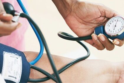 High Blood Pressure के इन लक्षणों को बिल्कुल न करें इग्नोर, नहीं तो...