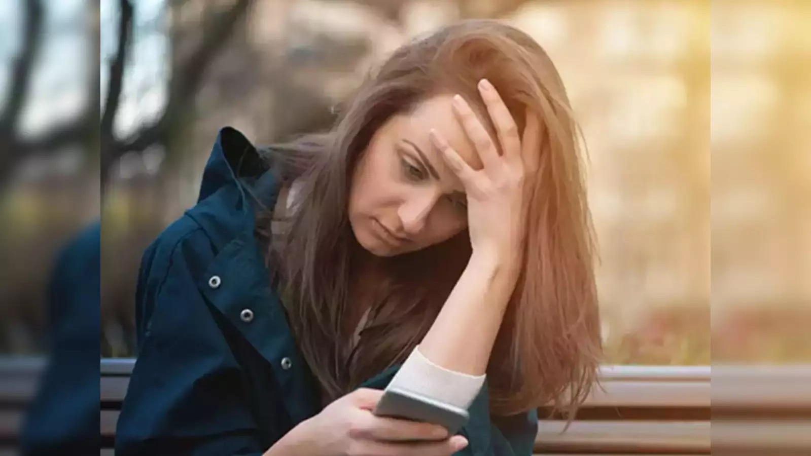 Smartphone की लत के कारण हो रही है ये गंभीर बीमारी, कहीं आपमें भी तो नहीं दिख रहे ऐसे लक्षण