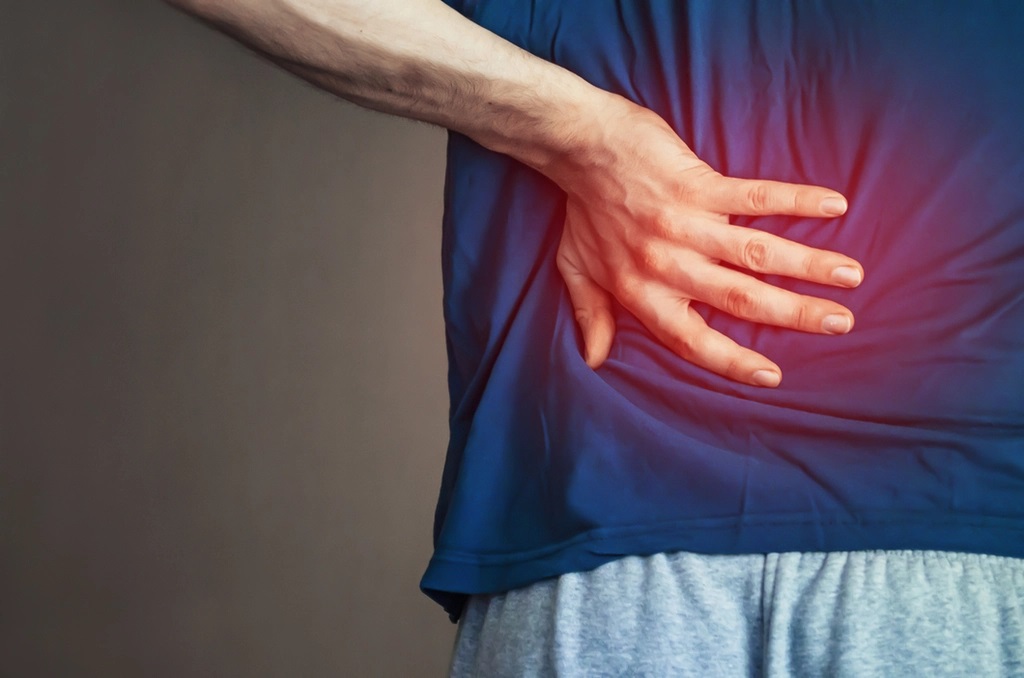 Kidney Stone की वजह से पीठ में हो सकता है दर्द, जानिए इसके लक्षण और कारण