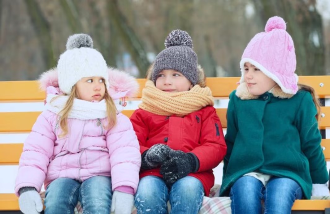 Winter Care: ठंड में छोटे बच्चों को जरूरत से ज्यादा कपड़े पहनाने से होते हैं नुकसान, Parents जरूर पढ़ें ये खबर