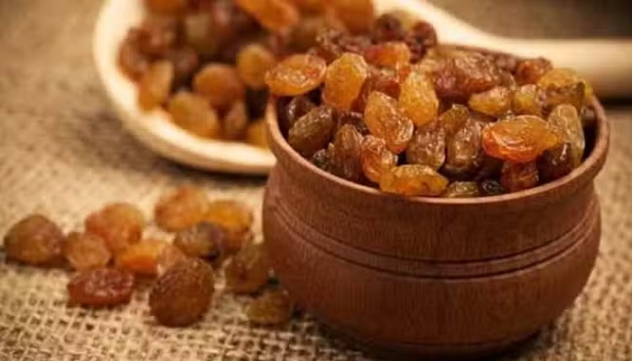 ठंड के मौसम में खाएं भुनी हुई किशमिश, आपके शरीर को मिलेंगे कई फायदे