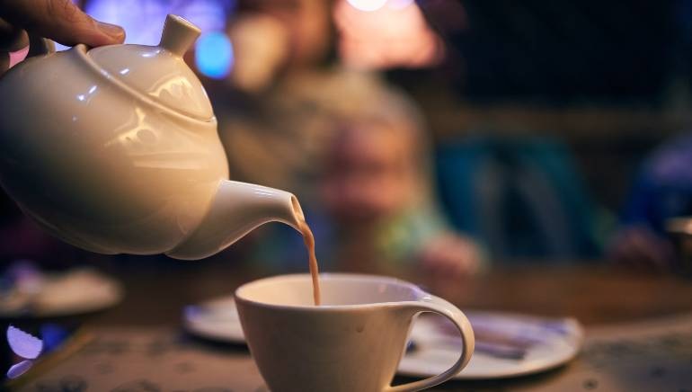 Healthy Tips: पेट की समस्या से है बचना तो चाय के साथ कभी न खाना ये पांच चीजें