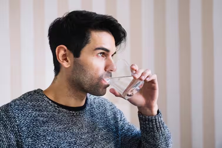 क्या खड़े होकर पानी पीने से खराब हो जा