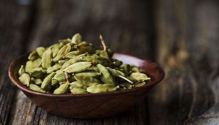 Cardamom Benefits: छोटी इलायची के सेवन से होते हैं बड़े-बड़े फायदे, आप भी जानिए