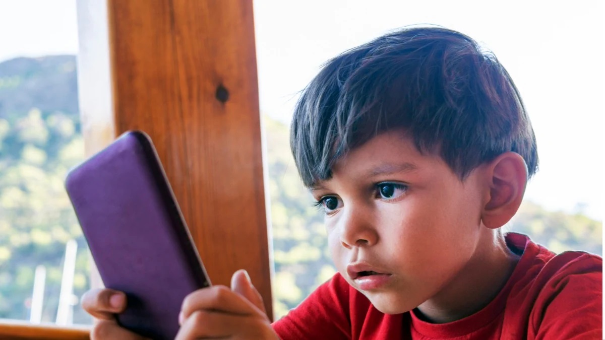 बच्चों को थमा देते हैं मोबाइल तो जान लीजिए इसके गंभीर नुकसान