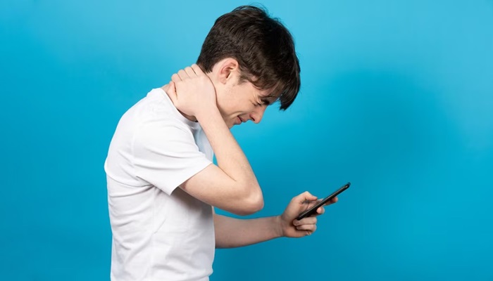 युवाओं के सामने है Text Neck Syndrome खतरा, मोबाइल चलाते हैं तो हो जाएं सावधान