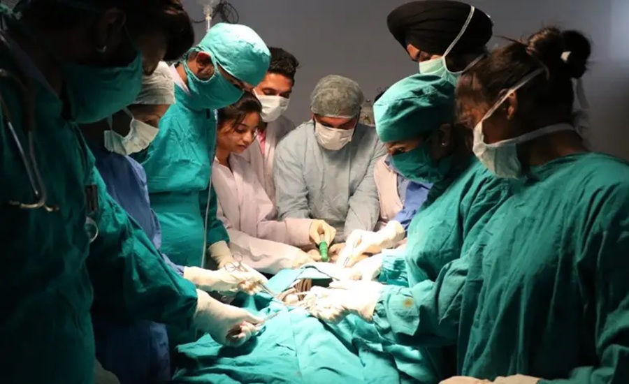 मरीज से डॉक्‍टर को हुआ Cancer, दुनिया में पहली बार सामने आया ऐसा हैरान कर देने वाला केस