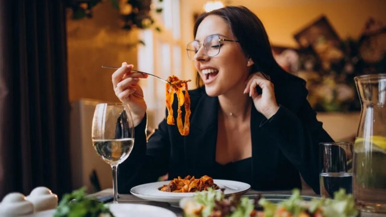 Dinner का सही समय क्‍या है? टाइम पर खाने के पीछे की वजह भी जान लीजिए