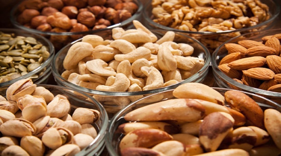 सर्दियों में भी होने लगेगा गर्मी का एहसास, अपनी डाइट में शामिल करें ये Dry Fruits