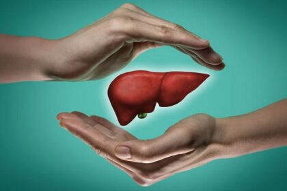 Liver Damage होने पर शरीर में दिखने लगते हैं ये गंभीर लक्षण, पहचान कर करें बचाव