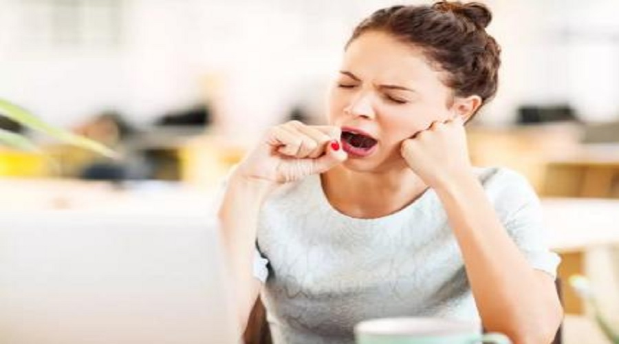 रातभर सोने के बाद भी सुबह आता है आलस, शरीर में हो सकती है इस Vitamin की कमी
