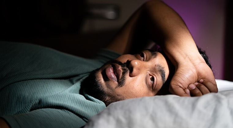 बिस्तर पर लेटे रहने के बाद भी घंटों नहीं आती नींद, अपनाएं ये रामबाण फॉर्मूला