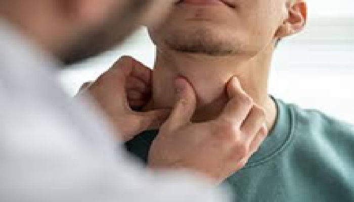 Thyroid Disease: सिर्फ वजन बढ़ना या घटना ही नहीं, ये भी हैं थायरॉइड विकारों के लक्षण