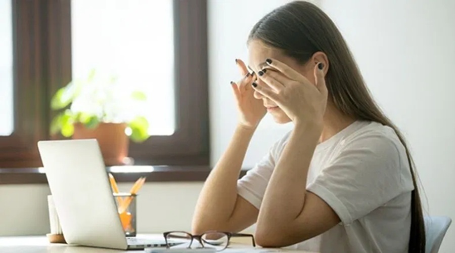 Laptop के सामने घंटों बैठे रहने से हो सकती है Dry Eye की समस्‍या, ऐसे करें बचाव