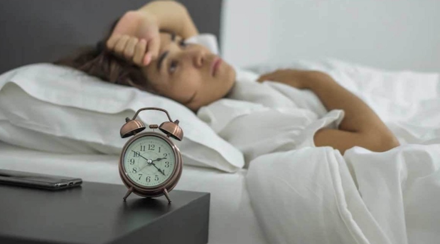 अगर आधी रात में खुल जाती है आपकी भी नींद तो जानें क्या करना सही? वजह भी जानिए  