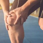 घुटनों में दर्द पर हो जाएं सावधान, कम उम्र में Knee Pain होने पर ऐसे करें बचाव