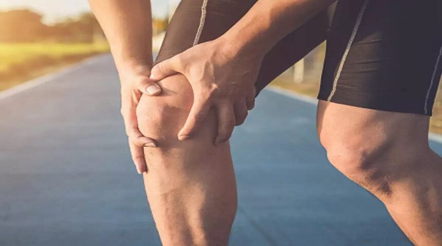 घुटनों में दर्द पर हो जाएं सावधान, कम उम्र में Knee Pain होने पर ऐसे करें बचाव