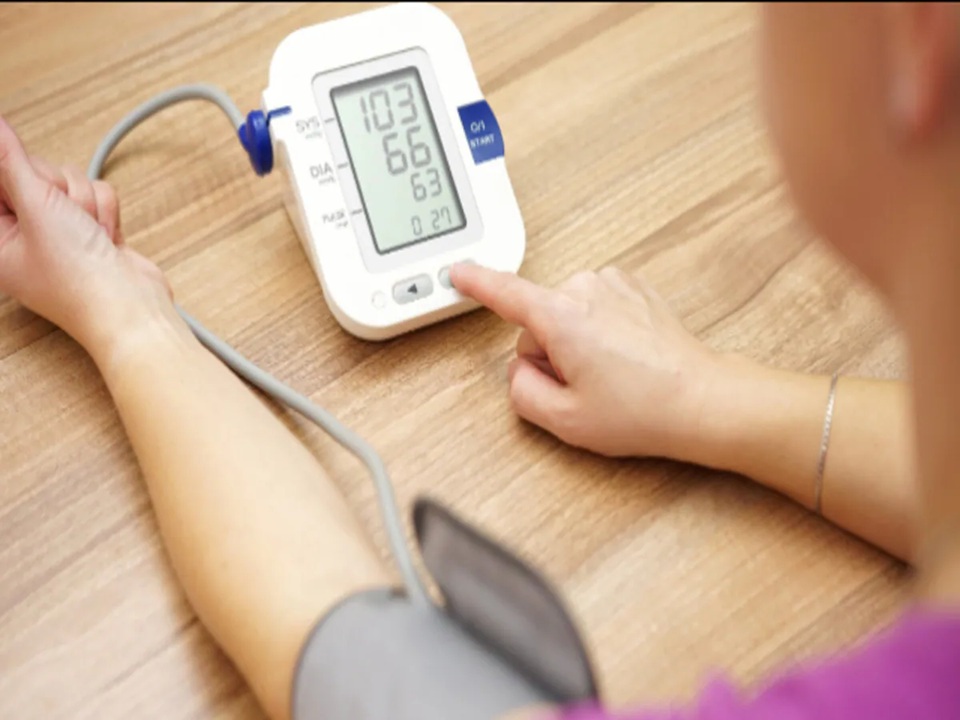 Blood Pressure: हाई ब्लड प्रेशर से हैं परेशान? ये पांच उपाय कर लें तो बिना दवा के भी मिलेगा आराम