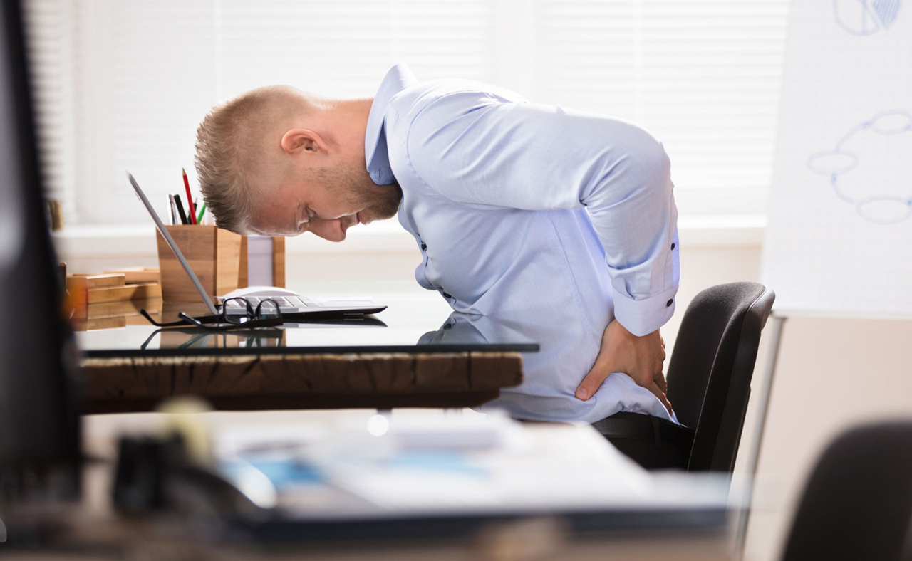 Poor Posture: डेस्क जॉब सेहत के लिए खतरनाक? इन समस्याओं से ग्रसित हो सकते हैं आप!