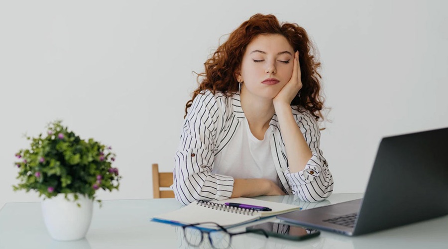 Office में काम के दौरान आने लगती है नींद तो अपनाएं ये टिप्‍स, मिलेगी काफी राहत