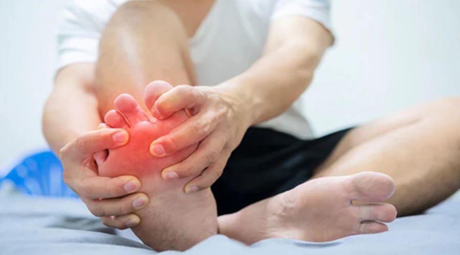 इन कारणों से तेजी से बढ़ता है Uric Acid, महिलाओं में हो सकती है ज्‍यादा समस्‍या  