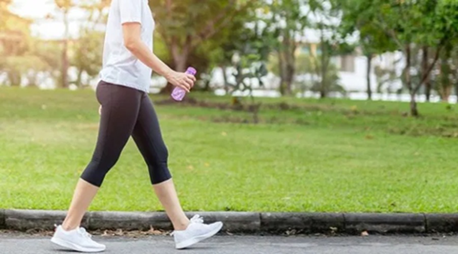 क्या है Reverse Walking? इसके फायदे जानकर उड़ जाएंगे आपके होश