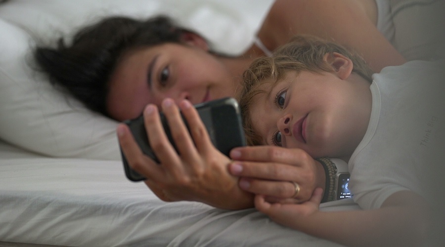 पूरे दिन इस्‍तेमाल करते हैं Smartphone, दिमाग को सुस्त करने के साथ पहुंचाता है ये नुकसान