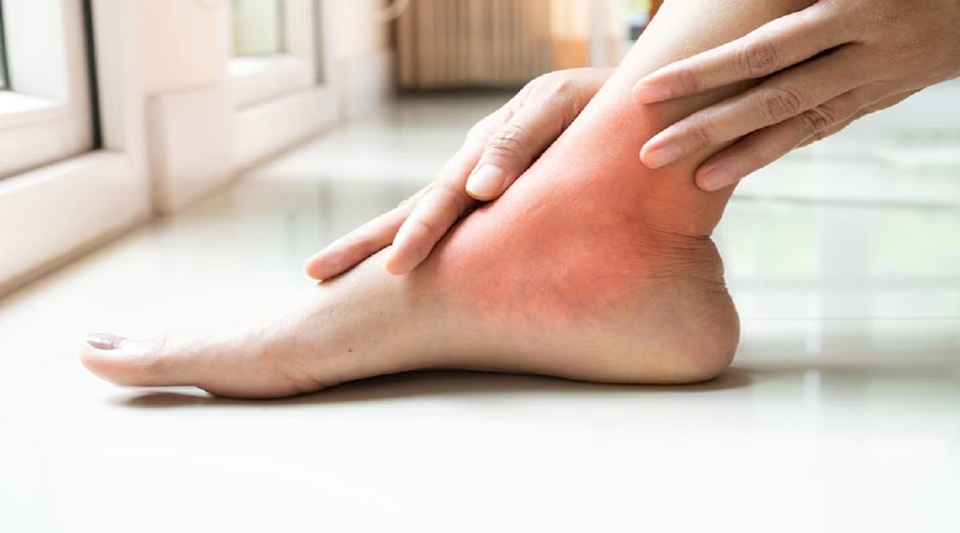 Health Risk: हाथों-पैरों में होता है दर्द? ये किसी गंभीर बीमारी का संकेत!