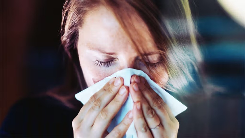 Sneezing: किसी दूसरे की खांसी-छींक आपको भी कर सकती है बीमार, अपनाएं ये कारगर उपाय