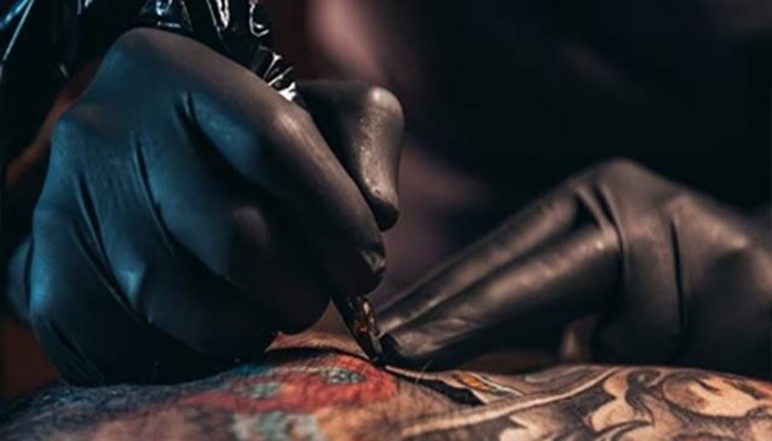 Tattoo Risk: टैटू है सेहत के लिए हानिकारक, इसकी इंक में छुपा है खतरनाक वायरस!