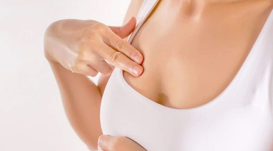 Breast Cancer होने पर महिलाओं में दिखते हैं ऐसे गंभीर लक्षण, इन तरीकों से खुद पहचानें