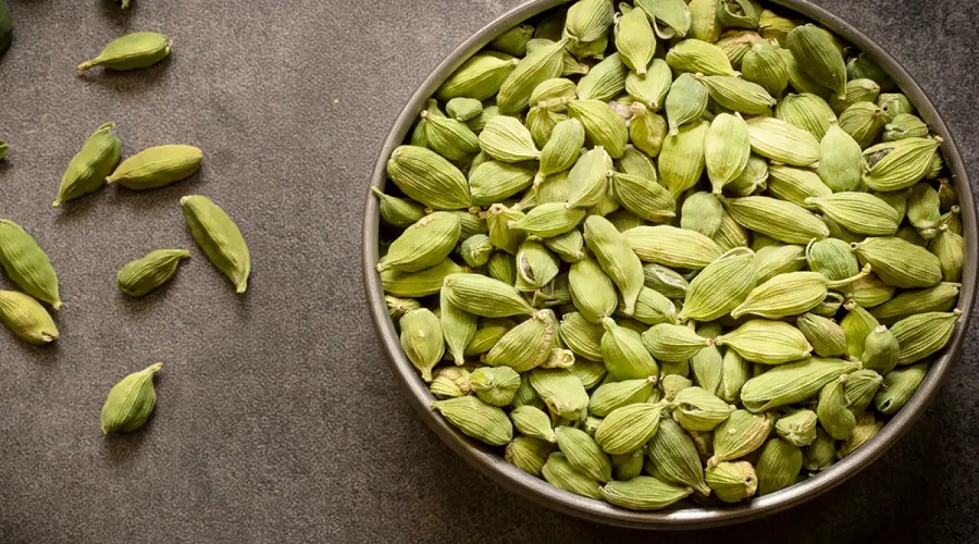 रात में सोने से पहले चबाएं हरी इलायची, स्‍वास्‍थ्‍य को मिलेंगे कई सारे फायदे