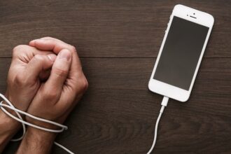 Nomophobia: मोबाइल से नहीं रह पाते हैं दूर? हो सकता है 'नोमोफोबिया' का खतरा