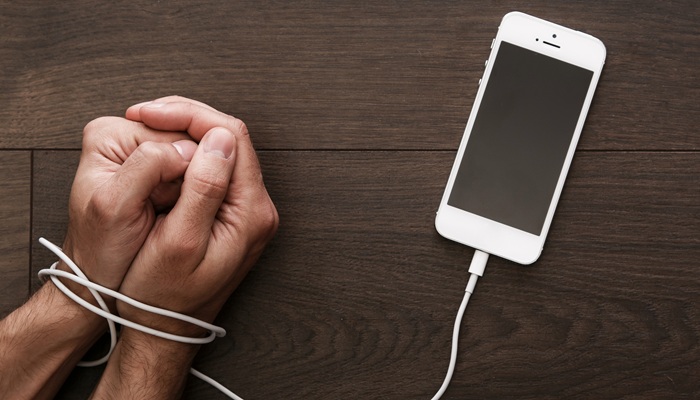 Nomophobia: मोबाइल से नहीं रह पाते हैं दूर? हो सकता है 'नोमोफोबिया' का खतरा