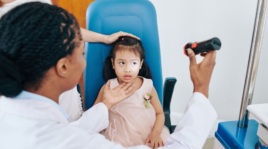 सावधान! बच्चों को भी हो सकता है Cataract, ऐसी लापरवाही कर जाते हैं माता-पिता