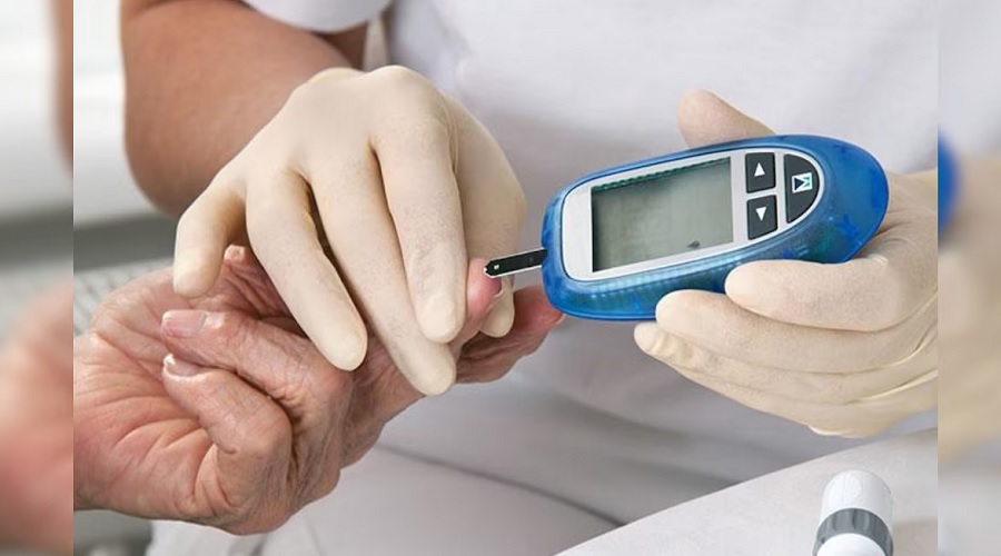 सुबह-सुबह बढ़ जाता है Blood Sugar Level, इन तरीकों  को आजमाकर देखें