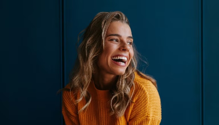 Laughter Therapy: मेंटल हेल्थ के लिए 'हंसी' है सबसे अच्छा इलाज, जानें इसके अद्भुत फायदे