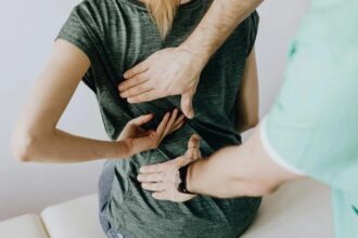 Health Tips: जानें गलत बैठने और चलने से होने वाली 3 गंभीर शारीरिक समस्याएं