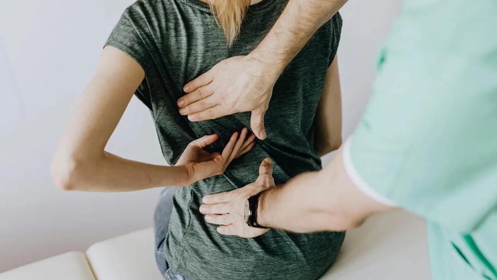 Health Tips: जानें गलत बैठने और चलने से होने वाली 3 गंभीर शारीरिक समस्याएं